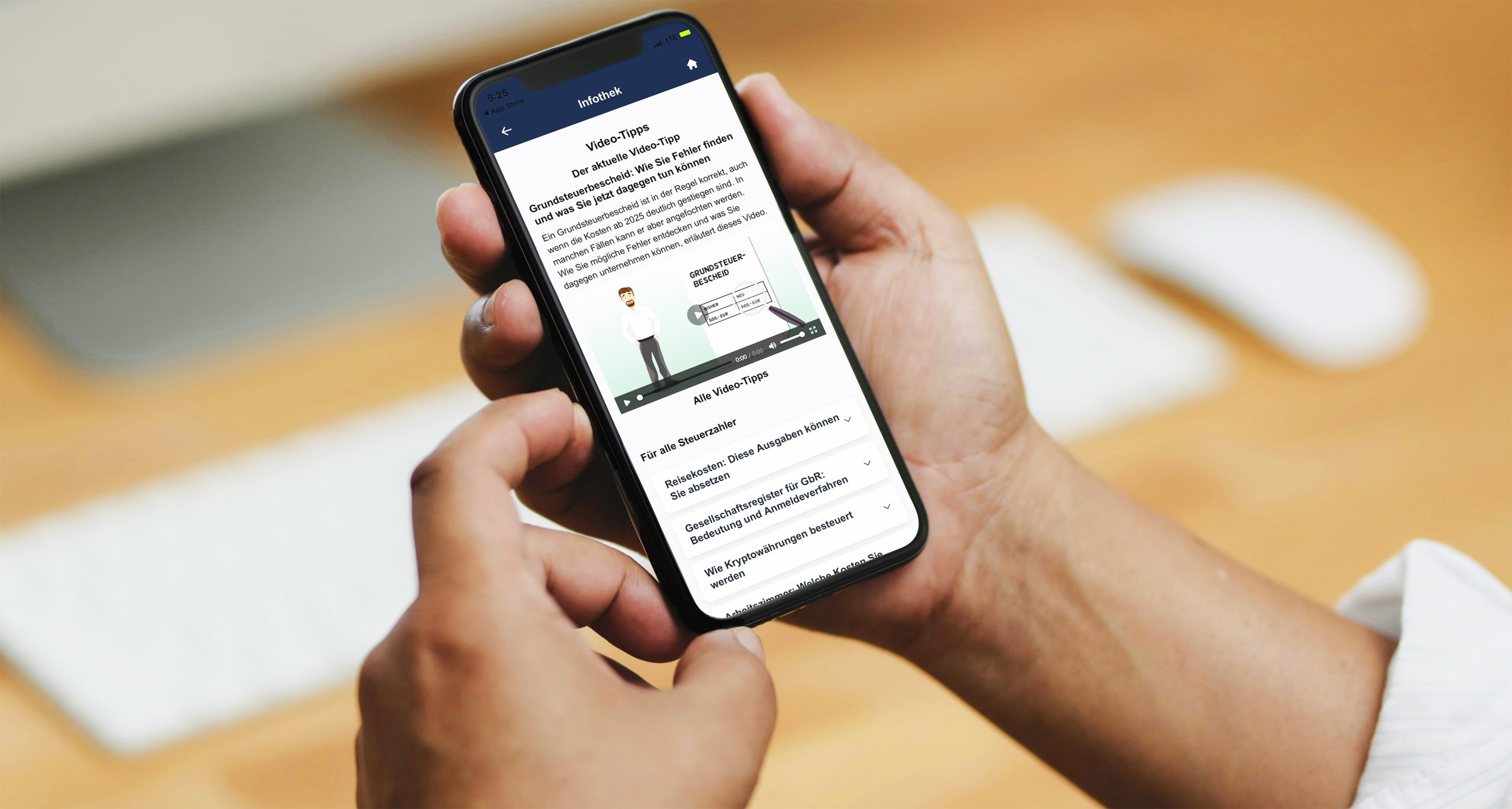 Hände halten Telefon mit geöffneter Horst & Hufer-App